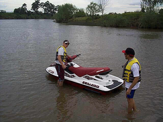 jon&chris jetski.jpg (56701 bytes)